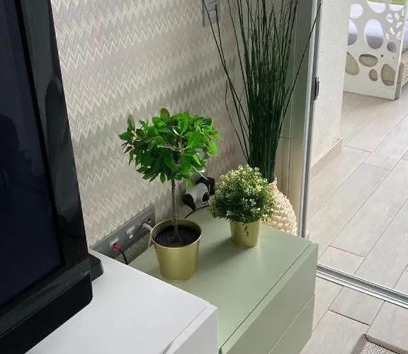 Ocean Garden, Heated Pool, Sunny Terrace,fast Wifi Apartment